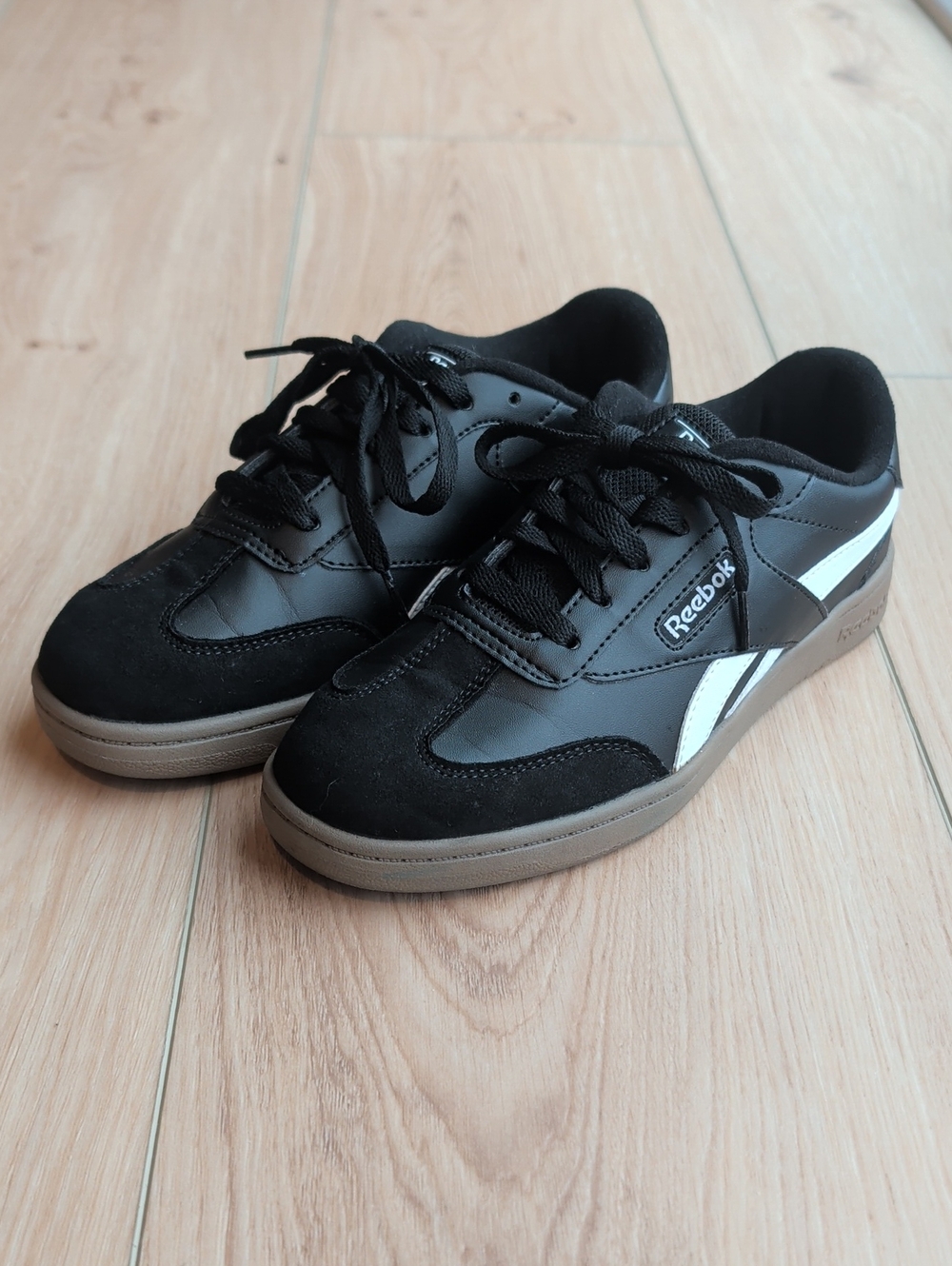 Reebok Men's Black and White Casual Sneakers with Gum Sole Size 5